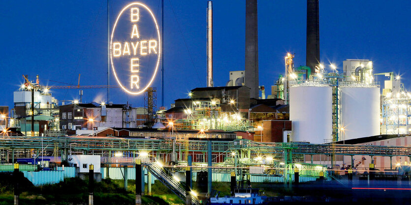 Das Bayer Werk in Leverkusen am Rheinufer