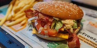 Ein Hamburger und Pommes von McDonalds