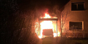 Ein brennendes Fahrzeug steht in Berlin-Neukölln in der Garage von Linken-Politiker Ferat Koca