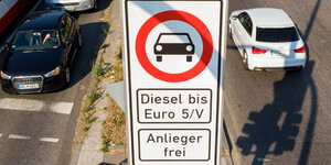 PKW-Verbotsschild mit dem Hinweis "Diesel bis Euro fünf, Anlieger frei"