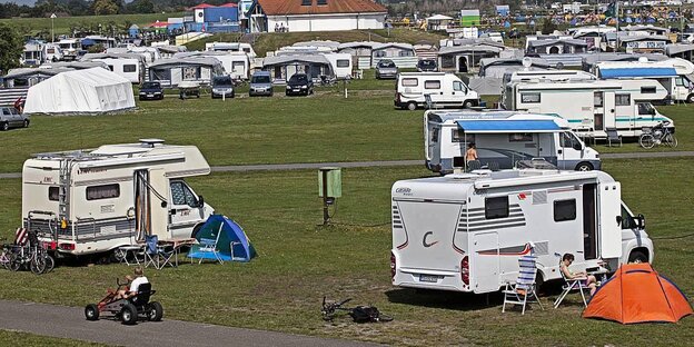 Wohnmobile auf einem Campingplatz in Burhave/Niedersachsen