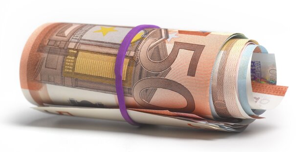 Mehrere Euro-Banknoten gerollt mit einem Gummi festgehalten