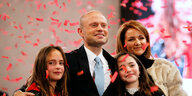 Der ehemalige Premierminister von Malta mit seiner Familie auf einer Parteiveranstaltung.