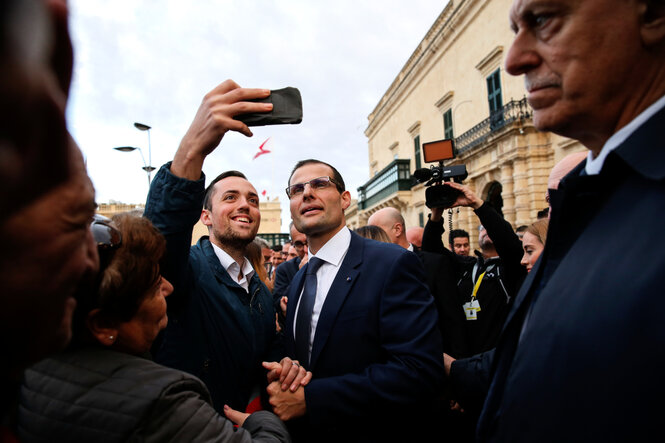 Der neue Regierungschef in Malta Robert Abela umringt von AnhängerInnen auf der Straße.