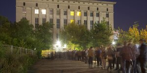 Menschen stehen Schlange vor dem Berghain in Berlin