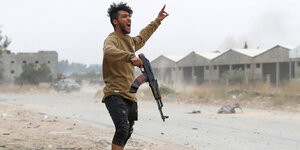 Ein regierungsnaher Kämpfer mit Gewehr am Donnerstag in Tripolis.