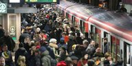 Viele Menschen drängen auf dem Bahnsteig in eine S-Bahn