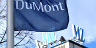 Fahne von DuMont weht vor dem Gebäude der "Mitteldeutschen Zeitung"