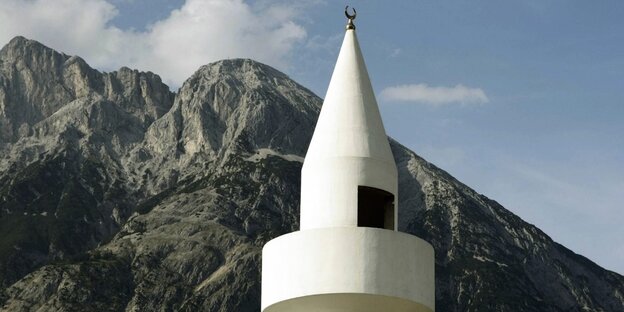 Minarett und Bergkulisse