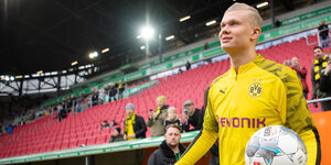 Dortmunds Erling Haaland kommt mit Ball in der Hand zum Aufwärmen ins Stadion