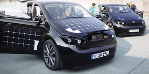 Zwei Elektroautos mit Solarmodulen
