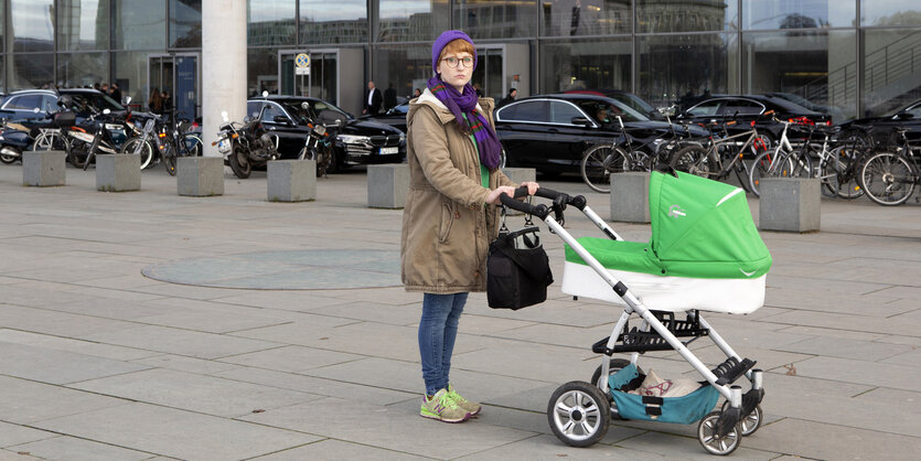 Maxine Bacanji vor dem Paul-Löbe-Haus