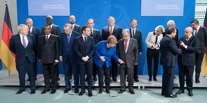 Politiker suchen ihre Position für Gruppenfoto