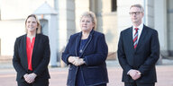 Norwegens Ministerpräsidentin Solberg zwischen zwei Ministern