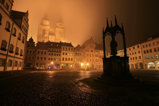 Die Stadtkirche in Wittenberg im abendlichen Nebel. Die Stadtkirche in Wittenberg im abendlichen Nebel.