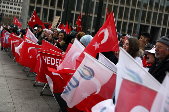 Libyen-Konferenz in Berlin: Erdoğan-Fans mit Türkeifahnen begrüßen ihr Idol