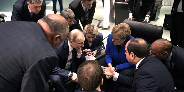 dicht gedrängte Köpfe, Merkel und Putin