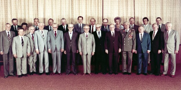 Offizielles Gruppenfoto der Mitglieder des Politbüros des Zentrakomitees der Sozialistischen Einheitspartei Deutschlands, SED der führenden Staatspartei der DDR