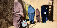 Verschleierte Frauen eines Polio-Impfteams in Afghanistan.