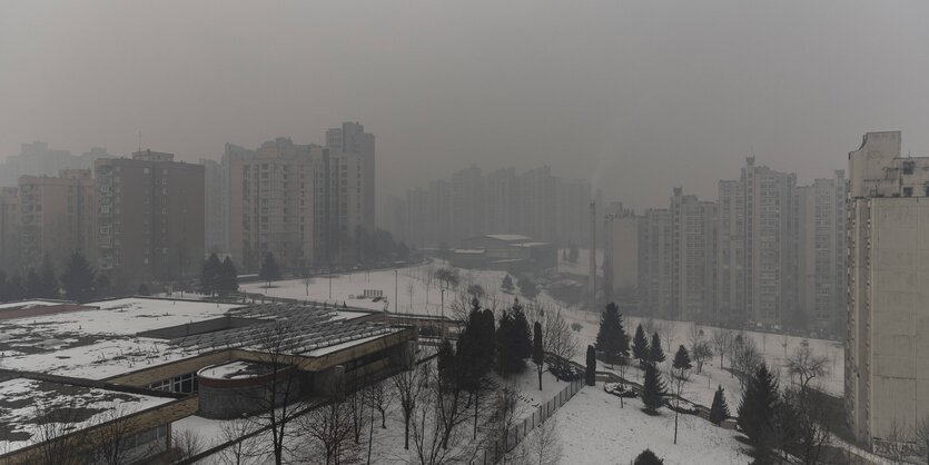 Smog und Hochhäuser