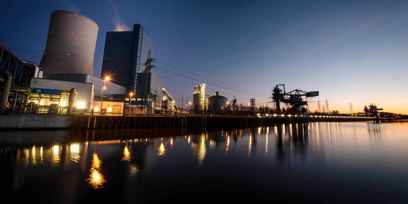 Kraftwerk und Fluss im ABendlicht