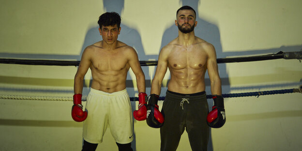 zwei Boxer stehen nebeneinander im Ring