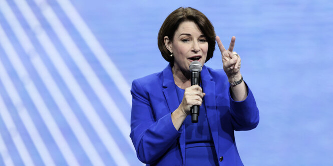 Amy Klobuchar hält eine Rede und mach das Victory Zeichen