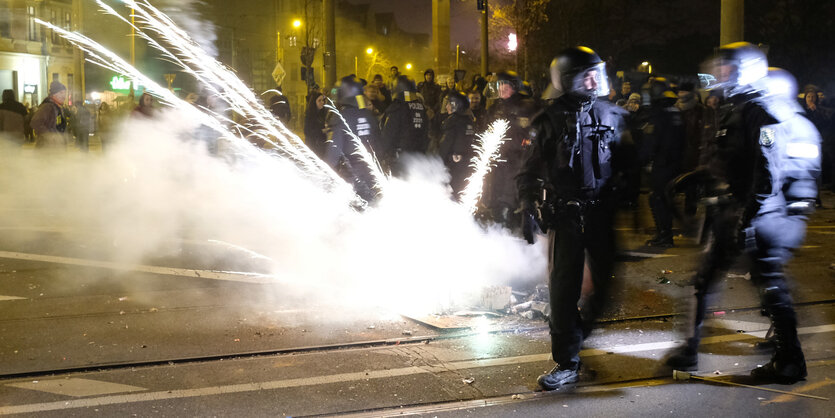 Polizisten räumen an Silvester eine Kreuzung im Stadtteil Connewitz