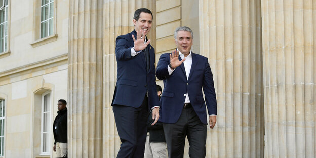 Juan Guaidó mit Iván Duque - beide halten demonstrativ ihre beiden Hände mit offenen Handflächen nach vorne