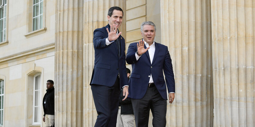 Juan Guaidó mit Iván Duque - beide halten demonstrativ ihre beiden Hände mit offenen Handflächen nach vorne