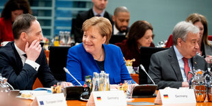 Ein Mann und eine Frau unterhalten sich an einem Konferenztisch