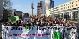 Klimaschützer:innen demonstrieren in Hannover