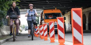 Florian Schmidt und Kreuzbergs Bürgermeisterin Monika Herrmann auf dem Rad