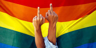 Zwei ausgestreckte Mittelfinger vor einer Regenbogenflagge.