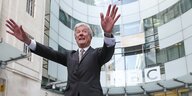 Weißhaariger Mann steht vor dem Schriftzug "BBC"