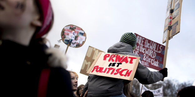 Auf einer FridaysForFutuere-Demo wird ein Plakat mit der Aufschrift Privat ist Politisch gezeigt