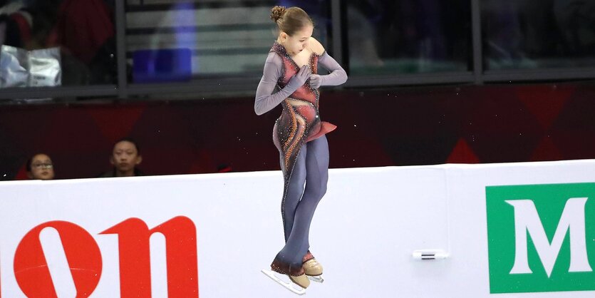 Eiskunstläuferin beim Sprung