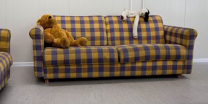 Sofa mit Teddy und stoffhund