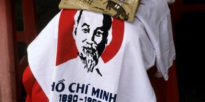 Auf einem Verkaufstisch liegt ein T-Shirt mit Aufdruck: Es zeigt den vietnamesischen Revolutionsführer Ho Chi Minh