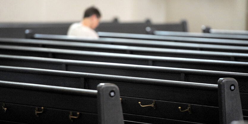 Eine Kirche mit Bänken, die leer sind