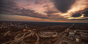 Berlin bald Verbrennungsmotorenfrei: Sonnenuntergang über einem vielspurigen Autobahnkreuz