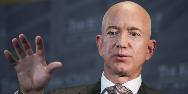Jeff Bezos gestikuliert im Economic Club of Washington.