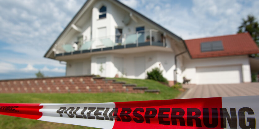 Polizei-Flatterband vor dem Haus Walter Lübckes