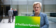 Renate Künast trägt ein Schild mit der Aufschrift "NoHateSpeech"