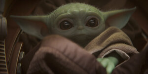 Die grüne Figur Yoda aus Star Wars aus der Serie The Mandalorian von Disney