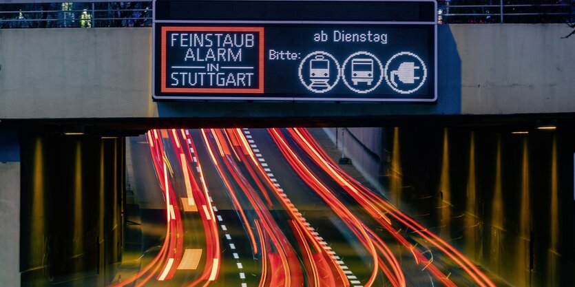 Verkehr nachts Lichtstreifen mit Feinstaubalarm Anzeige