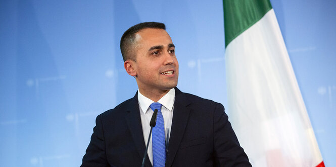 Luigi di Maio spricht am Pult auf einer Pressekonferenz