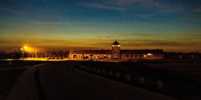 Gedenkstätte Auschwitz bei Nacht von außen