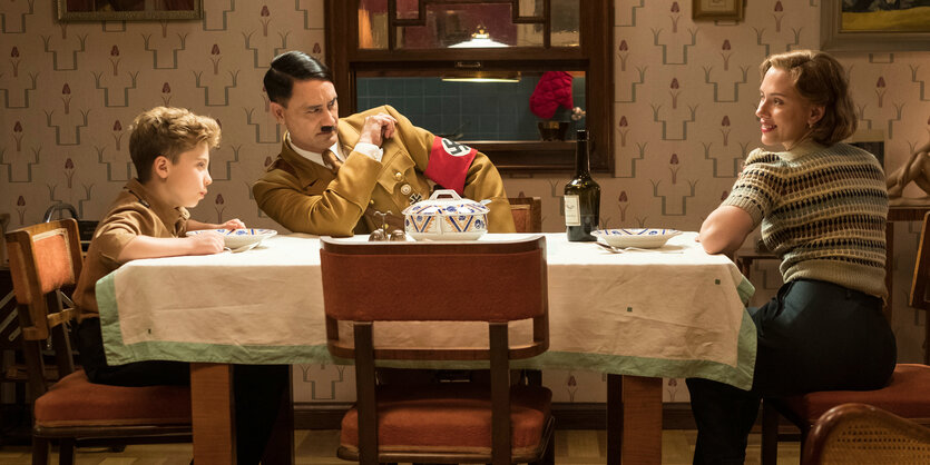 Der Regisseur Taika Waititi ist als Hitler verkleidet, an seiner Seite sitzt Roman Griffin Davis alias Jojo in Hitlerjugend-Uniform