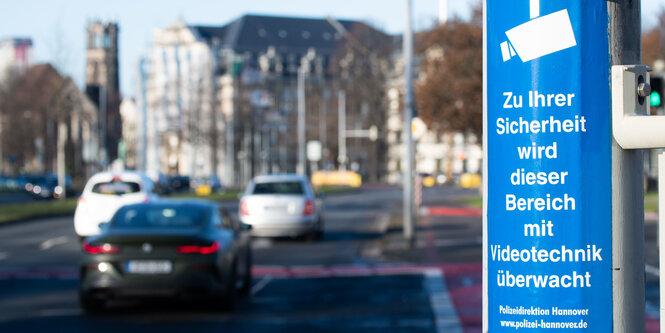 Ein Aufkleber "Zur Ihrer Sicherheit wird dieser Bereich mit Videotechnik überwacht" der Polizei Hannover klebt an einer Ampel am Friedrichswall in Hannover.